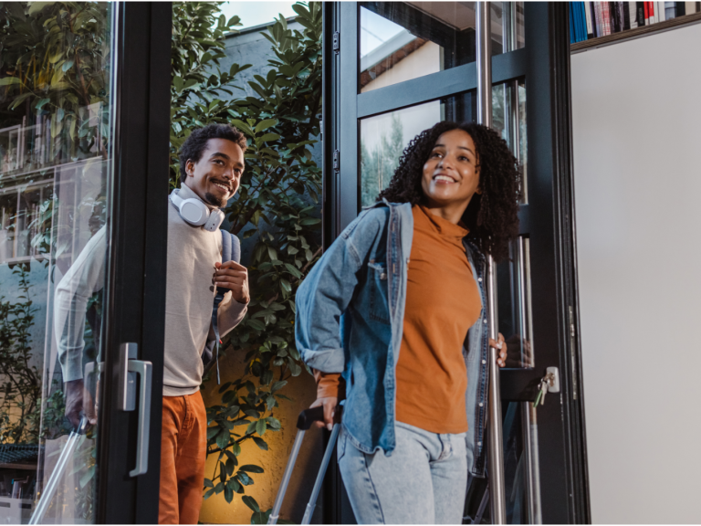 Couple qui entre dans une maison pour les vacances