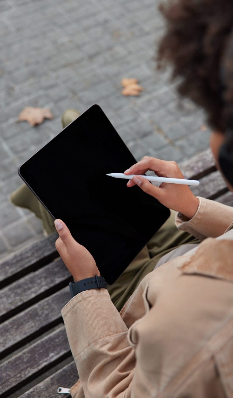 Expert immobilier avec tablette